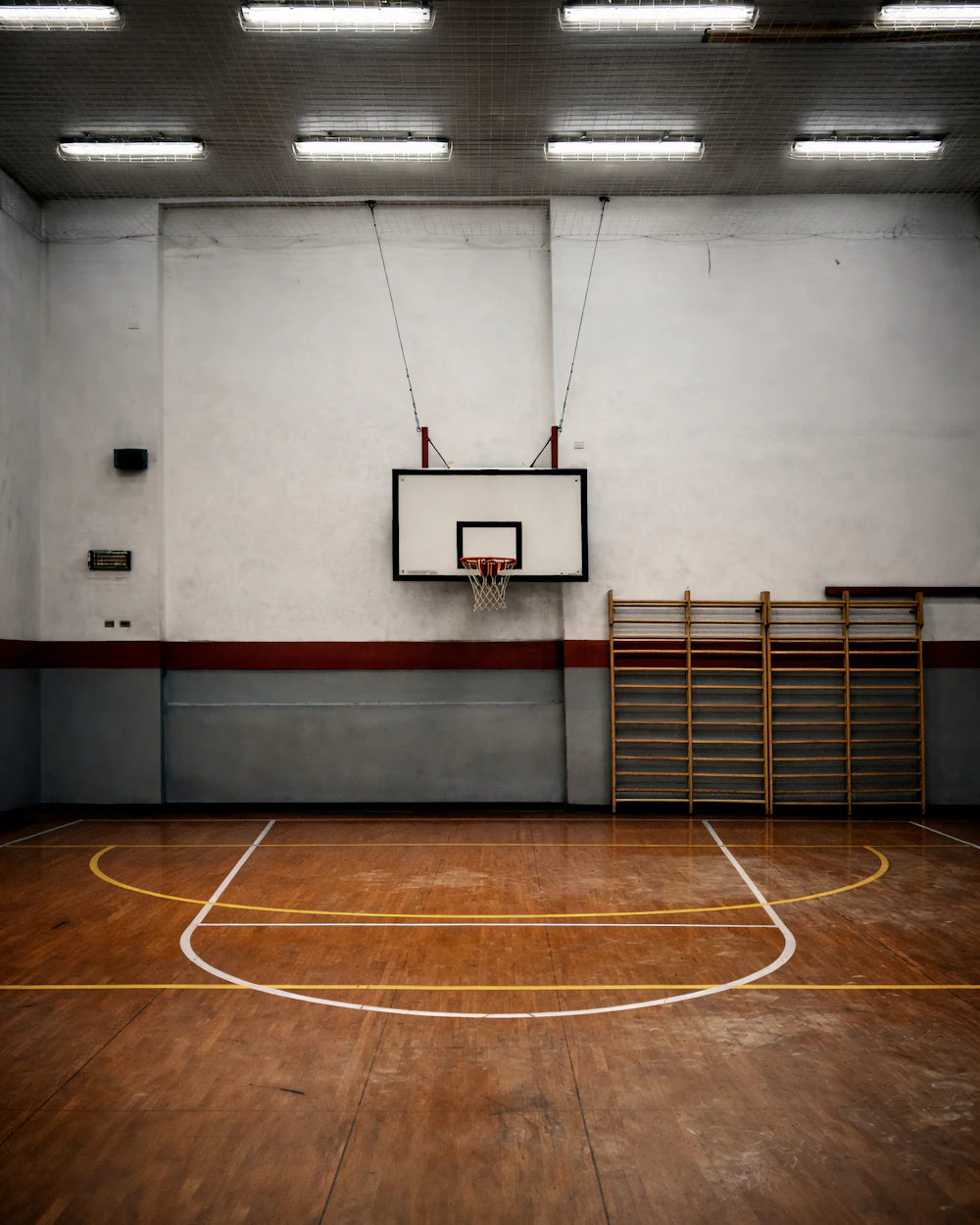 Gymnase municipal vide avec panier de basket