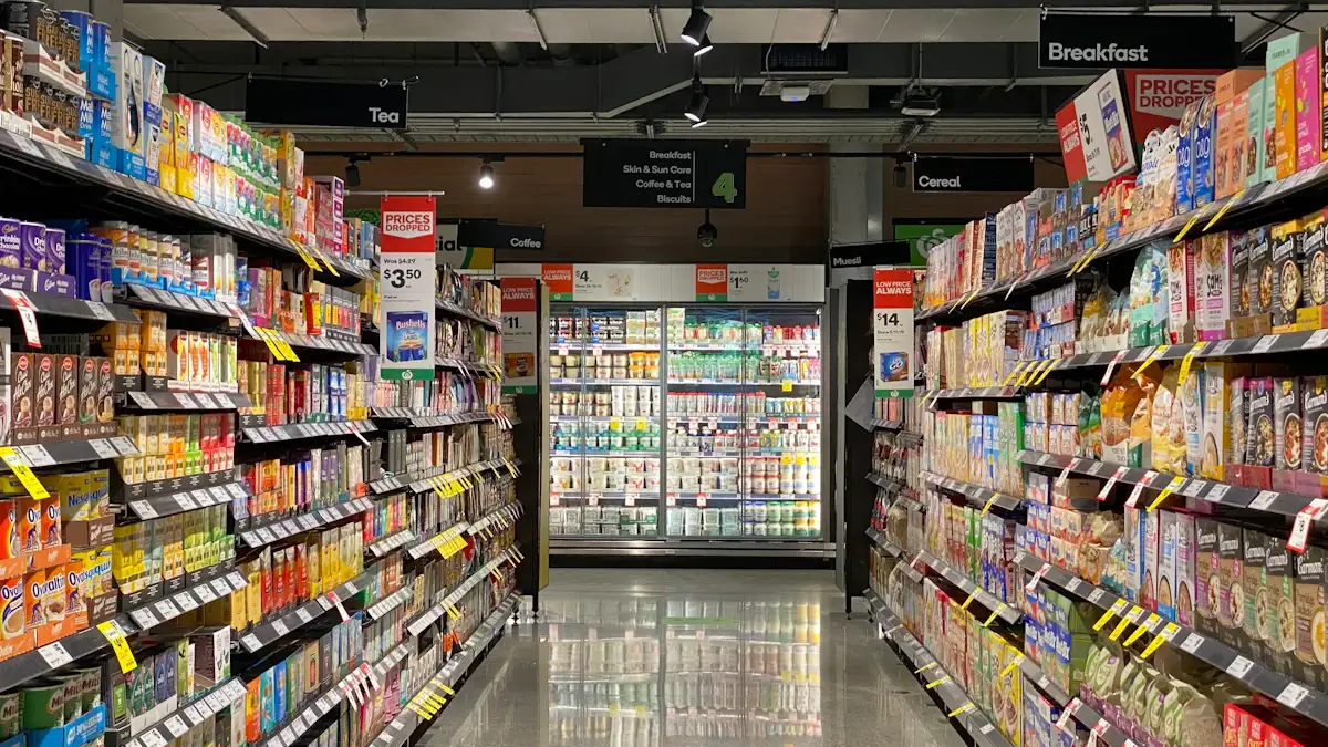 Rayon de supermarché avec des meubles frigorifiques vitrés, vu en photo
