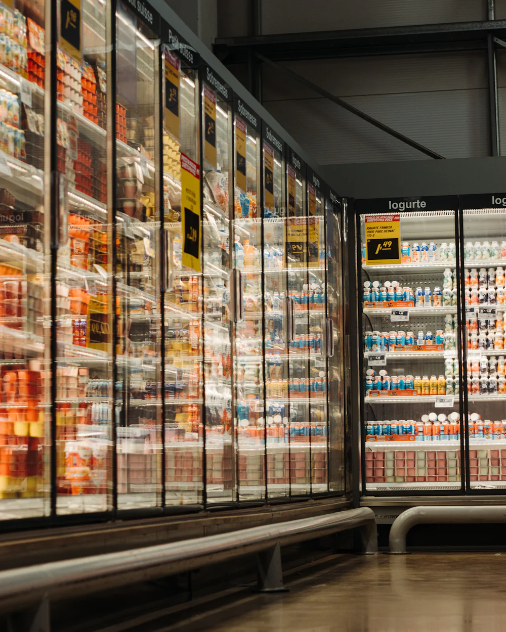 Meubles frigorifiques vitrés dans un magasin alimentaire