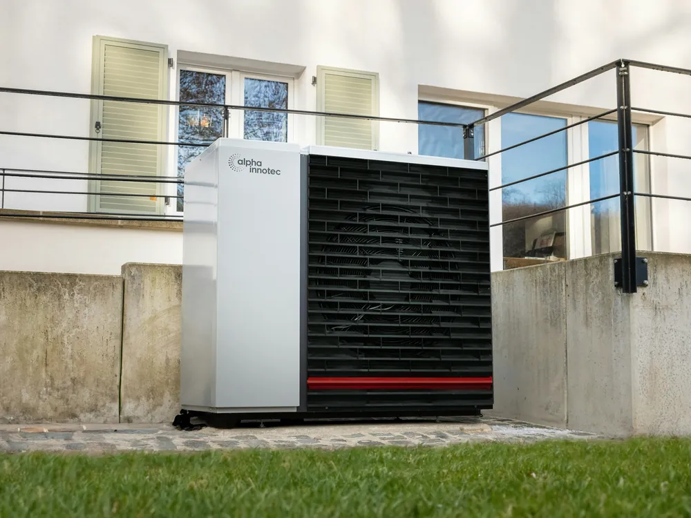 Pompe à chaleur air/eau installée devant une maison