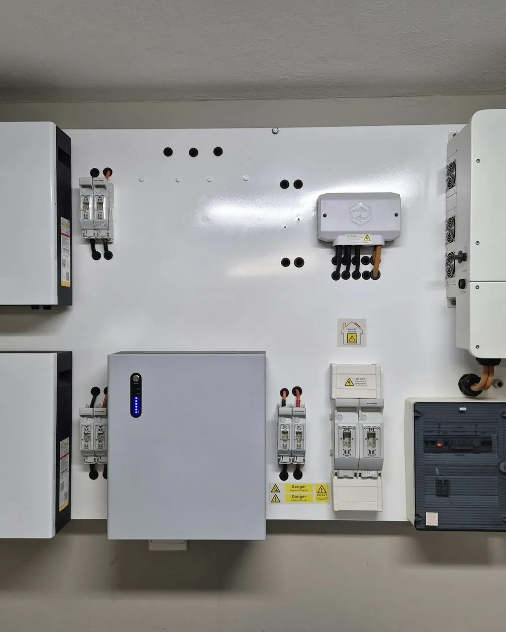 Batterie de stockage et onduleur installés au mur