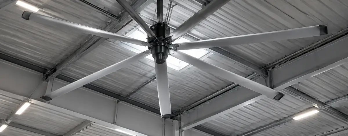 Brasseur d’air installé sous la charpente d’un bâtiment d’activité