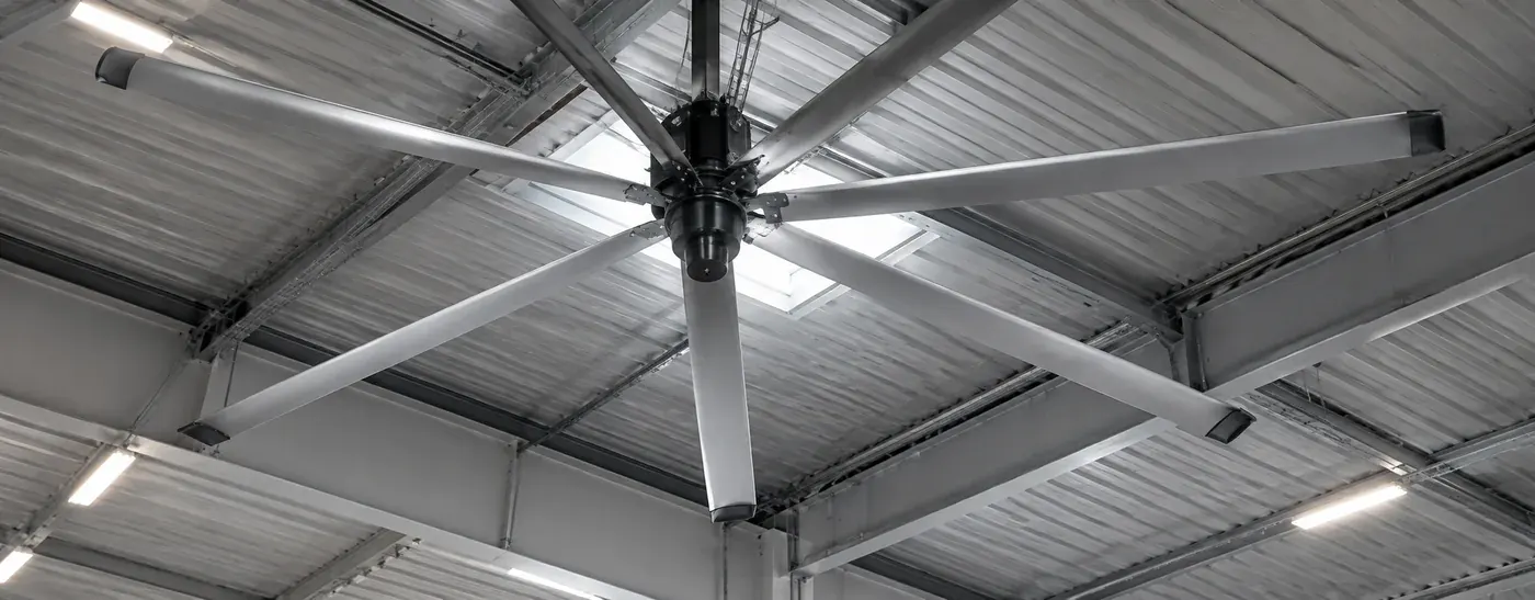 Déstratificateur d’air installé sous une toiture
