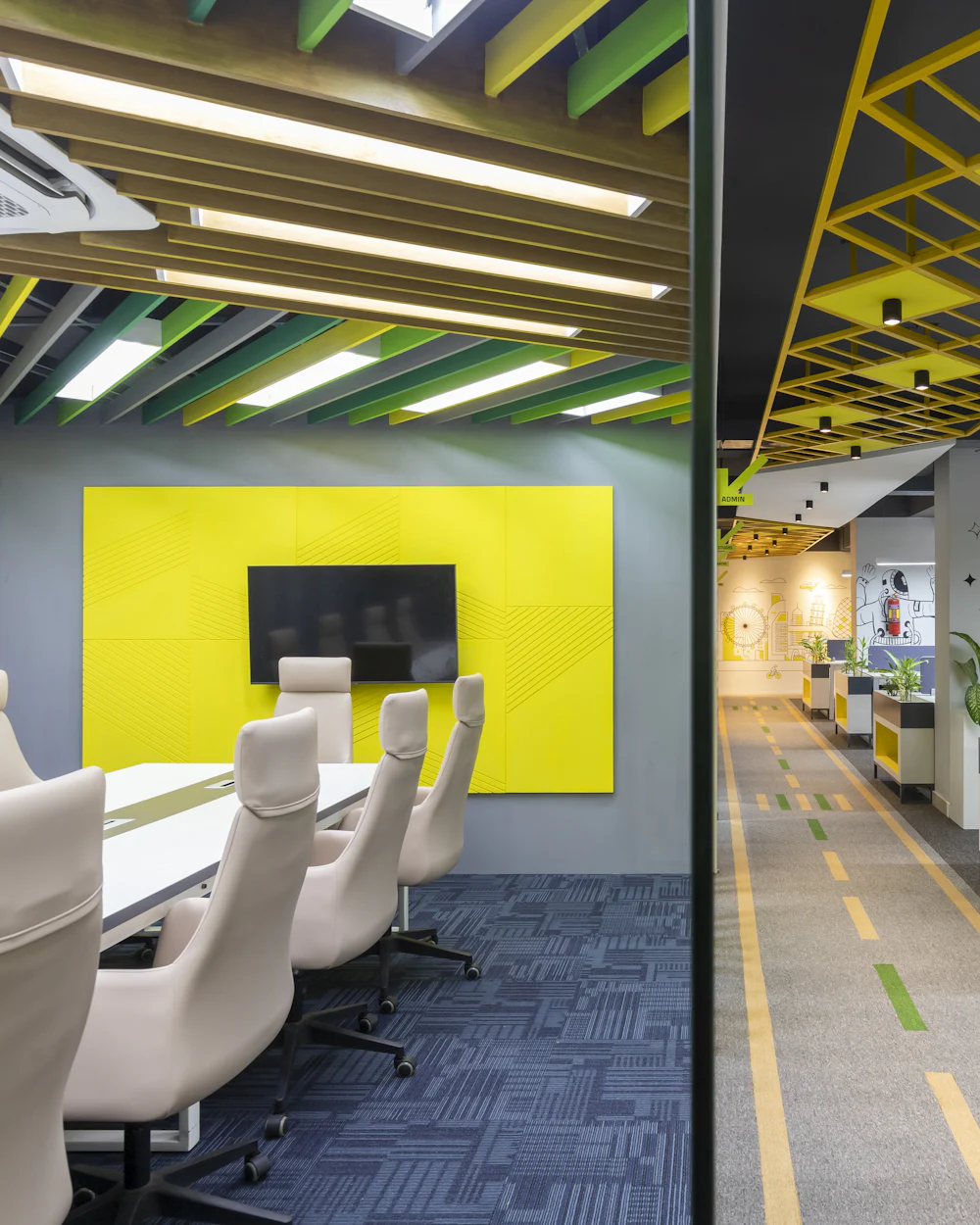 Plateau de bureaux et salle de réunion
