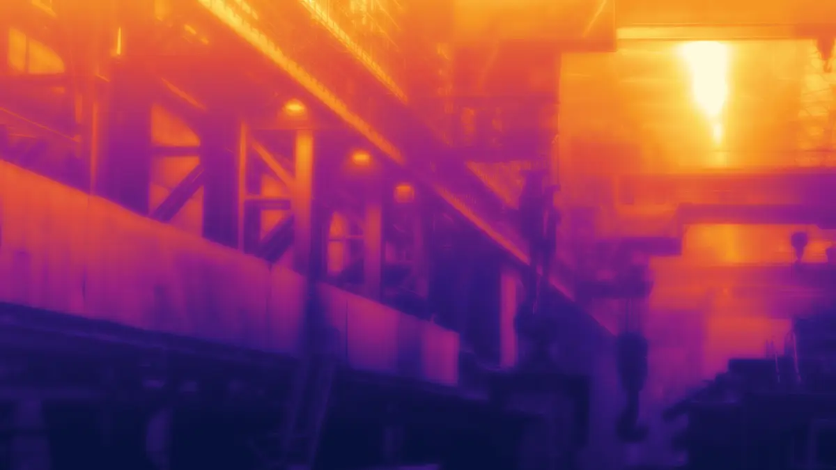 Le même hall vu par une caméra thermique : chaleur concentrée sous la toiture